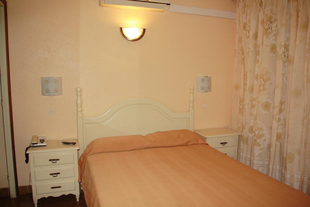 Hotel La Masia Portbou Szoba fotó